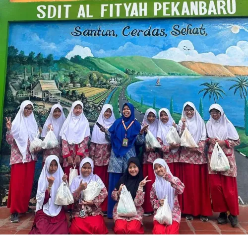 SDIT Al Fityah Gelar Pawai Ramadhan 1447 H, Tebar Kepedulian dengan Berbagi Sembako dan Imsakiyah